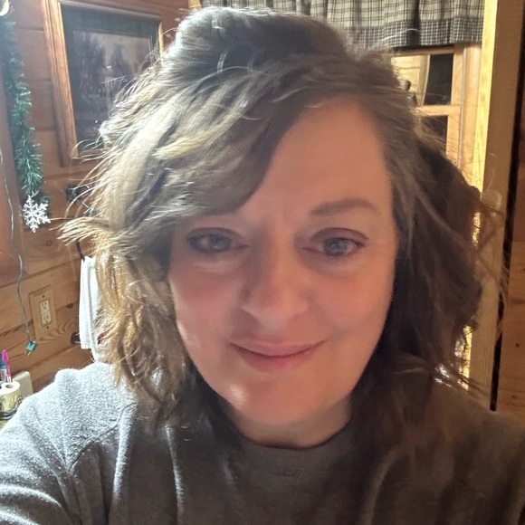 Meet your Posher Ambassador Beth Anne - Picture 1 of 7